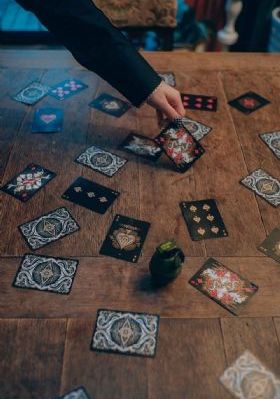 赞美诗《爱在这里》歌词完整版_免费国语在线观看完整版